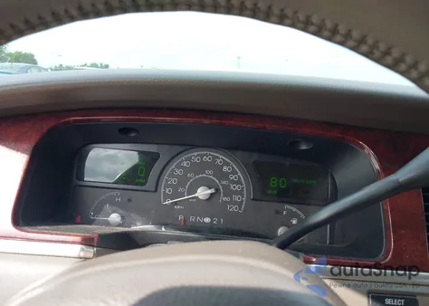 2003 Lincoln Town Car Executive z USA, uszkodzony, nr VIN 1LNHM81W23Y634095